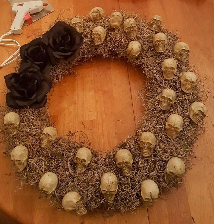 Halloween Wreaths Are A Thing Now, And They’re Creepily Awesome Halloween Wreaths Are A Thing Now, And They’re Creepily Awesome