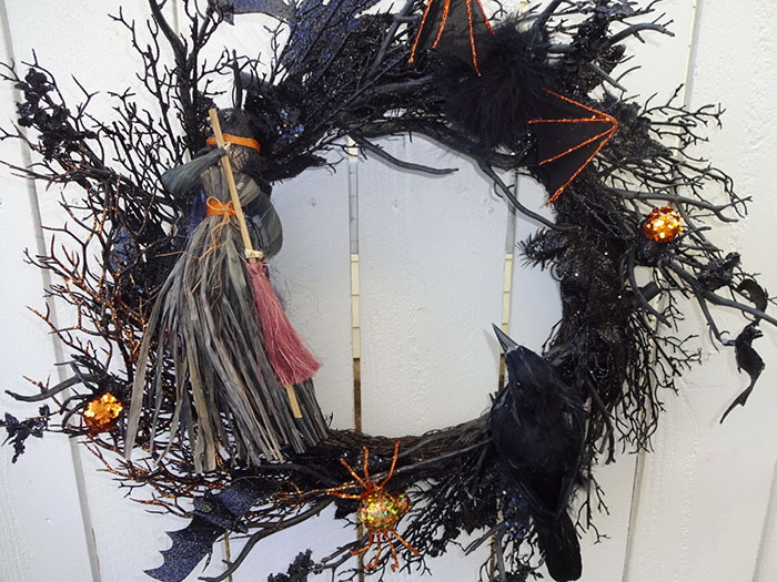 Halloween Wreaths Are A Thing Now, And They’re Creepily Awesome Halloween Wreaths Are A Thing Now, And They’re Creepily Awesome