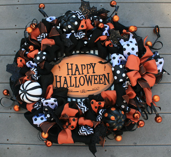 Halloween Wreaths Are A Thing Now, And They’re Creepily Awesome Halloween Wreaths Are A Thing Now, And They’re Creepily Awesome