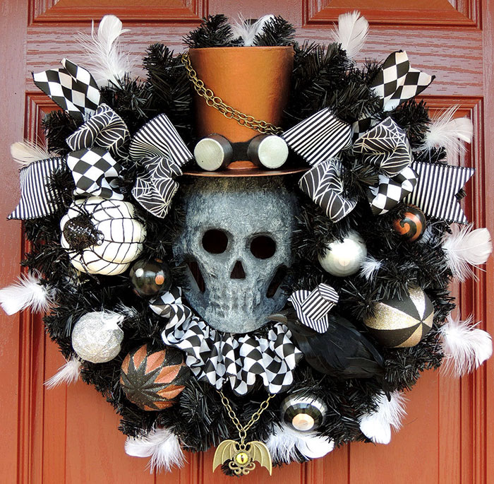Halloween Wreaths Are A Thing Now, And They’re Creepily Awesome Halloween Wreaths Are A Thing Now, And They’re Creepily Awesome