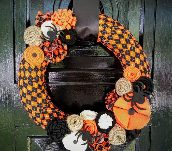 Halloween Wreaths Are A Thing Now, And They’re Creepily Awesome Halloween Wreaths Are A Thing Now, And They’re Creepily Awesome