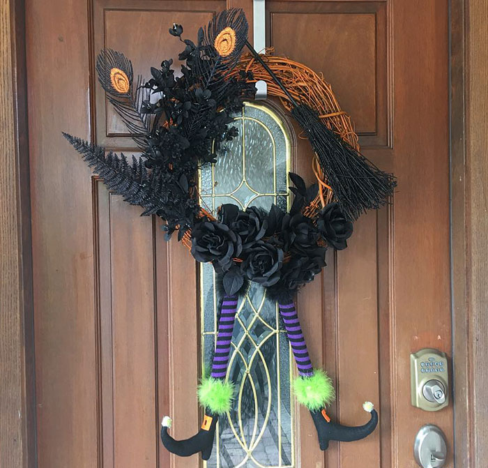 Halloween Wreaths Are A Thing Now, And They’re Creepily Awesome Halloween Wreaths Are A Thing Now, And They’re Creepily Awesome