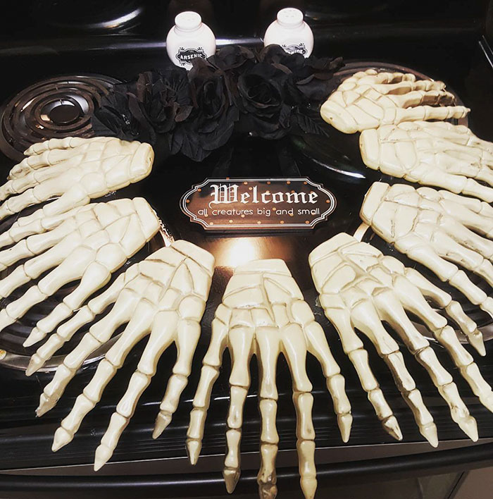 Halloween Wreaths Are A Thing Now, And They’re Creepily Awesome Halloween Wreaths Are A Thing Now, And They’re Creepily Awesome