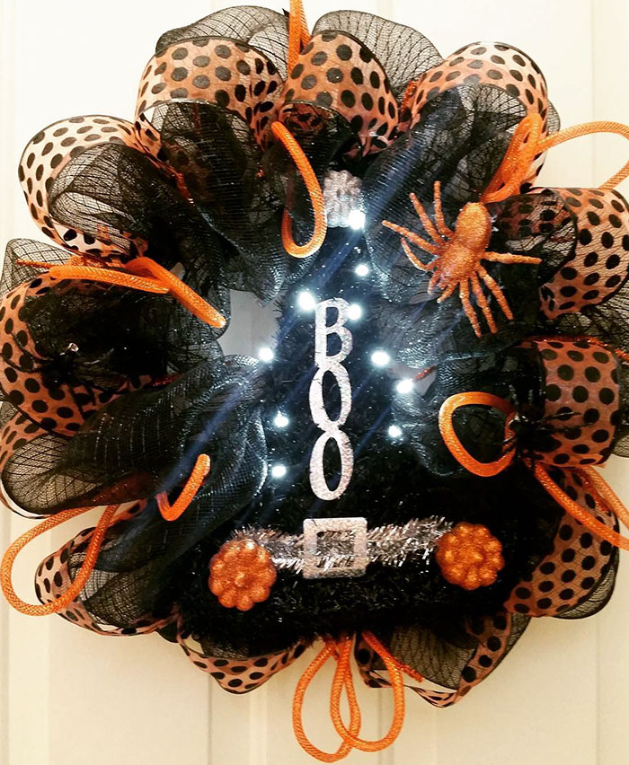 Halloween Wreaths Are A Thing Now, And They’re Creepily Awesome Halloween Wreaths Are A Thing Now, And They’re Creepily Awesome