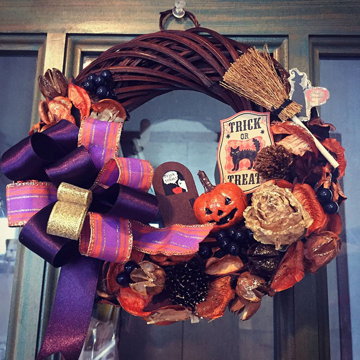 Halloween Wreaths Are A Thing Now, And They’re Creepily Awesome Halloween Wreaths Are A Thing Now, And They’re Creepily Awesome