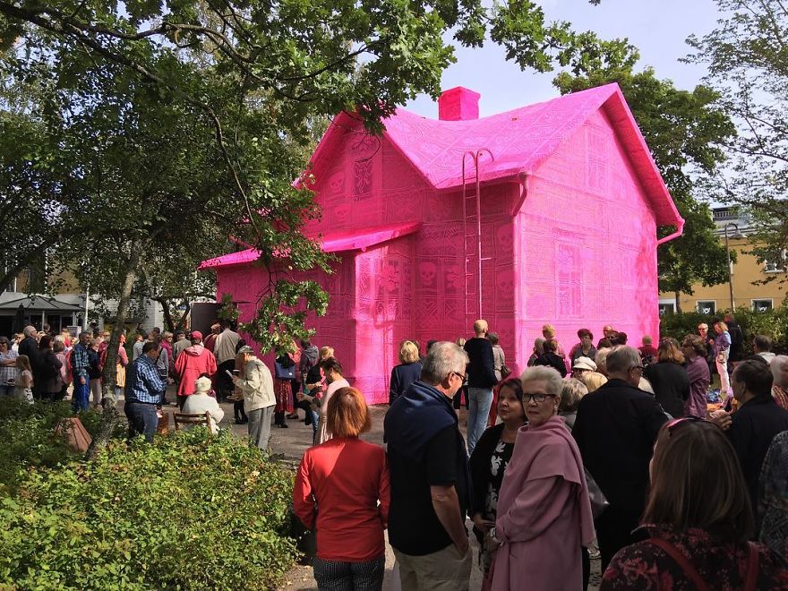 Polish Artist Covers A 100-Year-Old House In Finland With Pink Crochet Polish Artist Covers A 100-Year-Old House In Finland With Pink Crochet