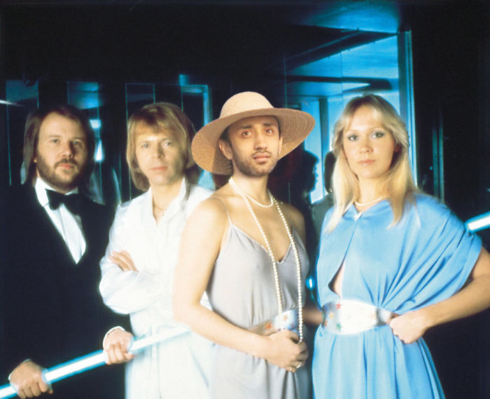 Photographer Gets Hilariously Roasted By 32 Photoshop Experts Photographer Gets Hilariously Roasted By 32 Photoshop Experts