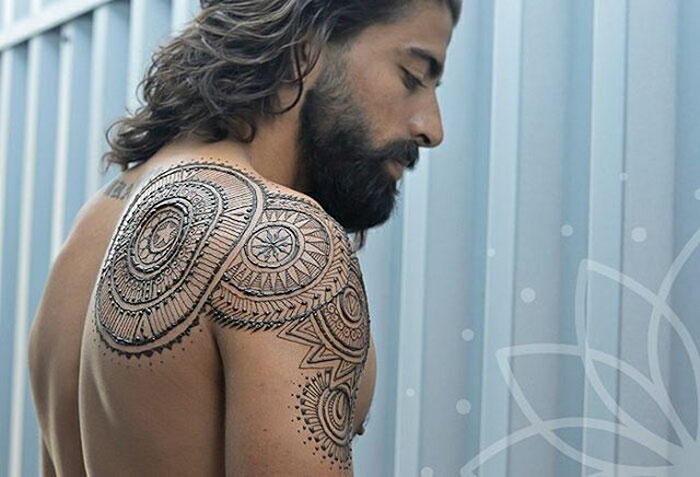 ‘Menna’ Trend Sees Men Wearing Intricate Henna Tattoos ‘Menna’ Trend Sees Men Wearing Intricate Henna Tattoos