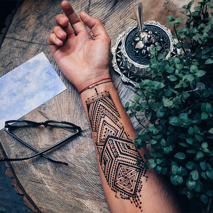 ‘Menna’ Trend Sees Men Wearing Intricate Henna Tattoos ‘Menna’ Trend Sees Men Wearing Intricate Henna Tattoos