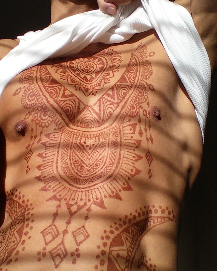‘Menna’ Trend Sees Men Wearing Intricate Henna Tattoos ‘Menna’ Trend Sees Men Wearing Intricate Henna Tattoos