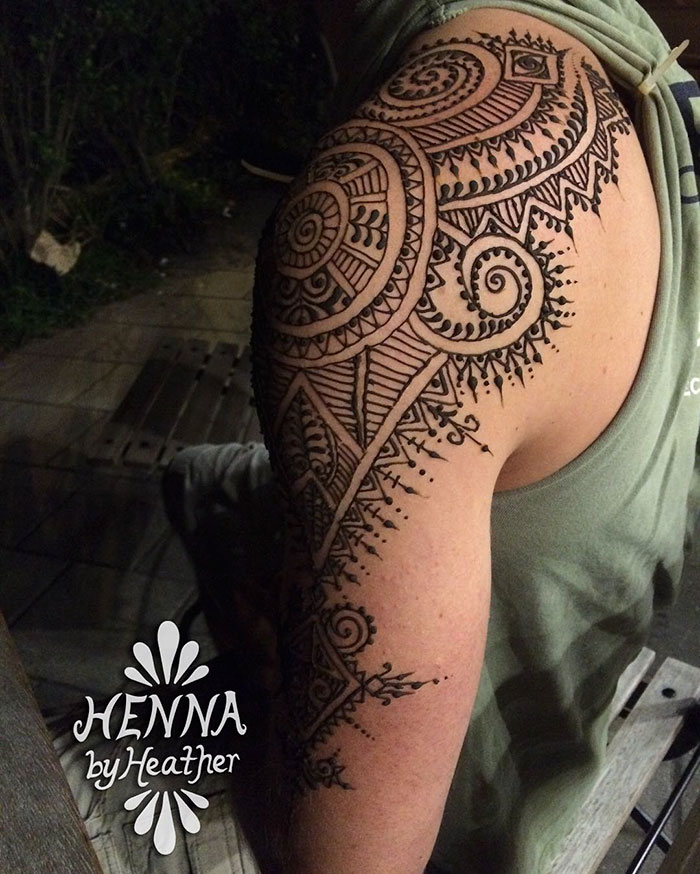 ‘Menna’ Trend Sees Men Wearing Intricate Henna Tattoos ‘Menna’ Trend Sees Men Wearing Intricate Henna Tattoos