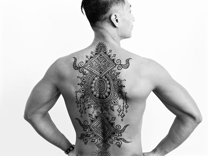 ‘Menna’ Trend Sees Men Wearing Intricate Henna Tattoos ‘Menna’ Trend Sees Men Wearing Intricate Henna Tattoos