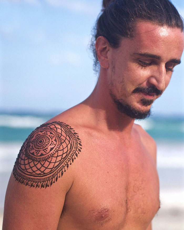‘Menna’ Trend Sees Men Wearing Intricate Henna Tattoos ‘Menna’ Trend Sees Men Wearing Intricate Henna Tattoos