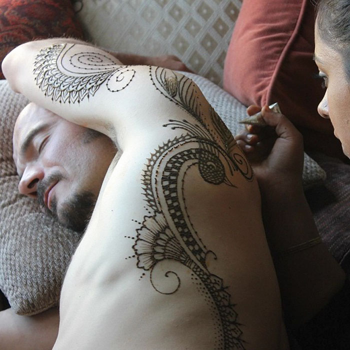 ‘Menna’ Trend Sees Men Wearing Intricate Henna Tattoos ‘Menna’ Trend Sees Men Wearing Intricate Henna Tattoos