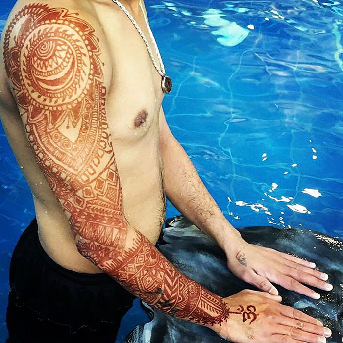 ‘Menna’ Trend Sees Men Wearing Intricate Henna Tattoos ‘Menna’ Trend Sees Men Wearing Intricate Henna Tattoos