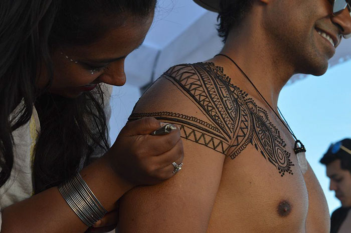 ‘Menna’ Trend Sees Men Wearing Intricate Henna Tattoos ‘Menna’ Trend Sees Men Wearing Intricate Henna Tattoos