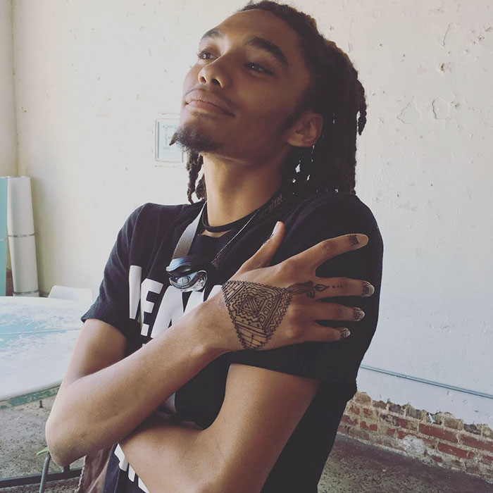 ‘Menna’ Trend Sees Men Wearing Intricate Henna Tattoos ‘Menna’ Trend Sees Men Wearing Intricate Henna Tattoos