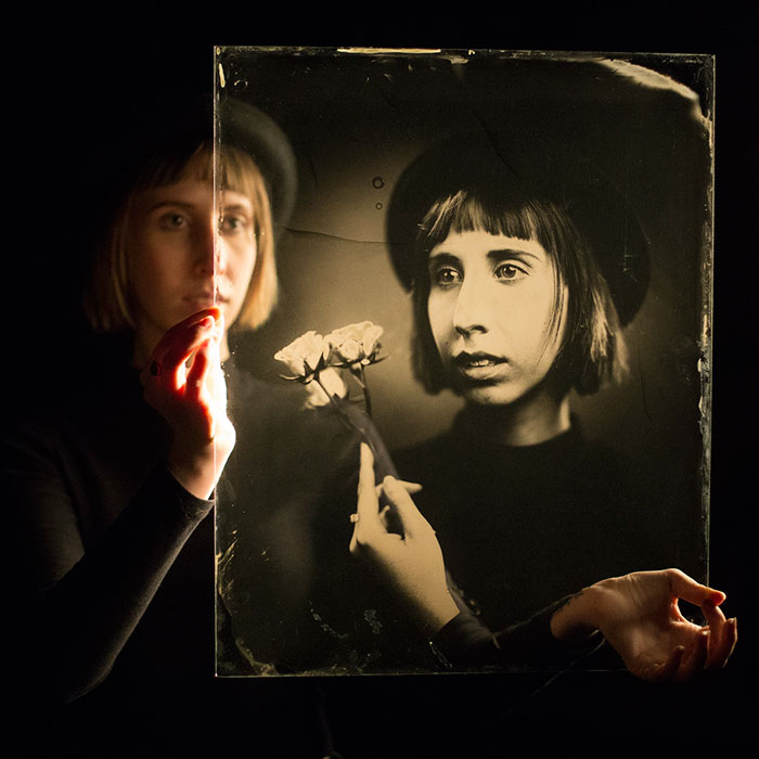 Photographer Uses 160-Year-Old Camera To Take Eerily Beautiful Portraits Photographer Uses 160-Year-Old Camera To Take Eerily Beautiful Portraits