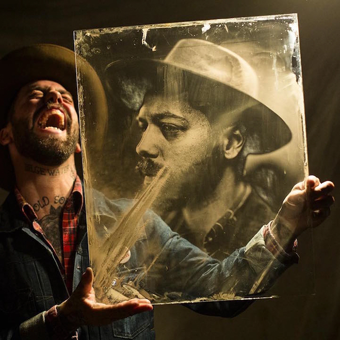 Photographer Uses 160-Year-Old Camera To Take Eerily Beautiful Portraits Photographer Uses 160-Year-Old Camera To Take Eerily Beautiful Portraits