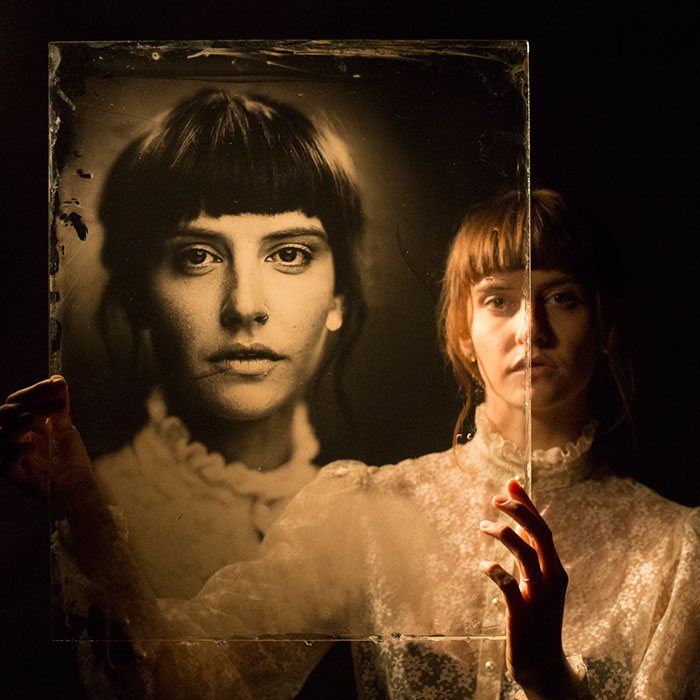 Photographer Uses 160-Year-Old Camera To Take Eerily Beautiful Portraits Photographer Uses 160-Year-Old Camera To Take Eerily Beautiful Portraits