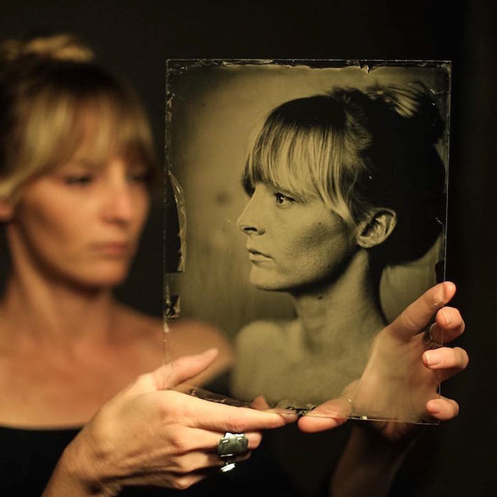 Photographer Uses 160-Year-Old Camera To Take Eerily Beautiful Portraits Photographer Uses 160-Year-Old Camera To Take Eerily Beautiful Portraits