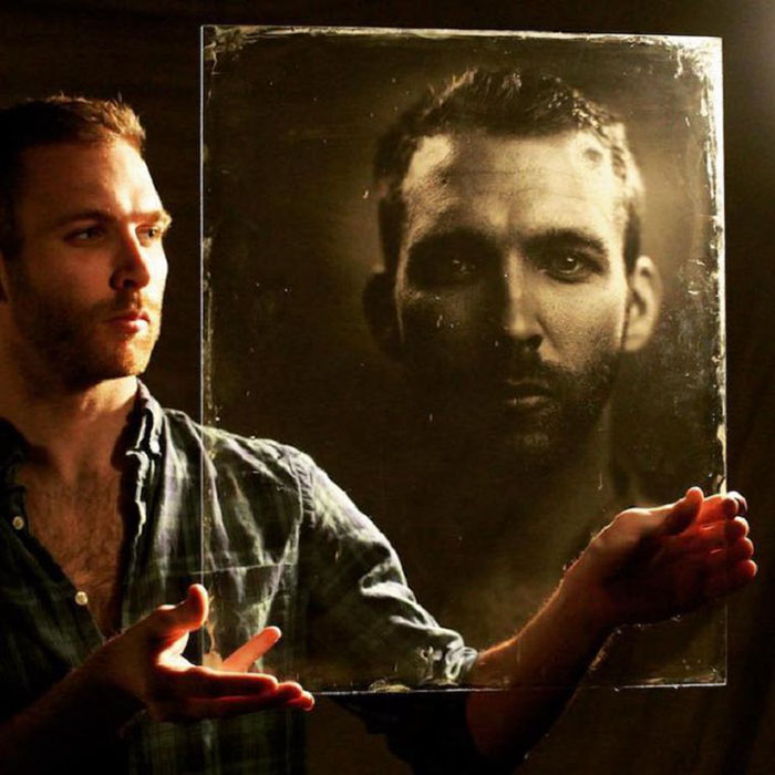 Photographer Uses 160-Year-Old Camera To Take Eerily Beautiful Portraits Photographer Uses 160-Year-Old Camera To Take Eerily Beautiful Portraits