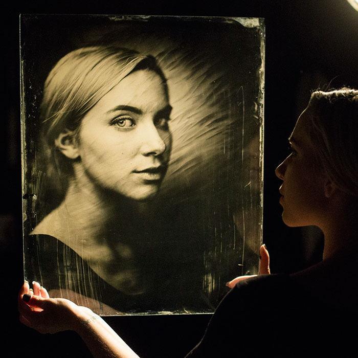 Photographer Uses 160-Year-Old Camera To Take Eerily Beautiful Portraits Photographer Uses 160-Year-Old Camera To Take Eerily Beautiful Portraits