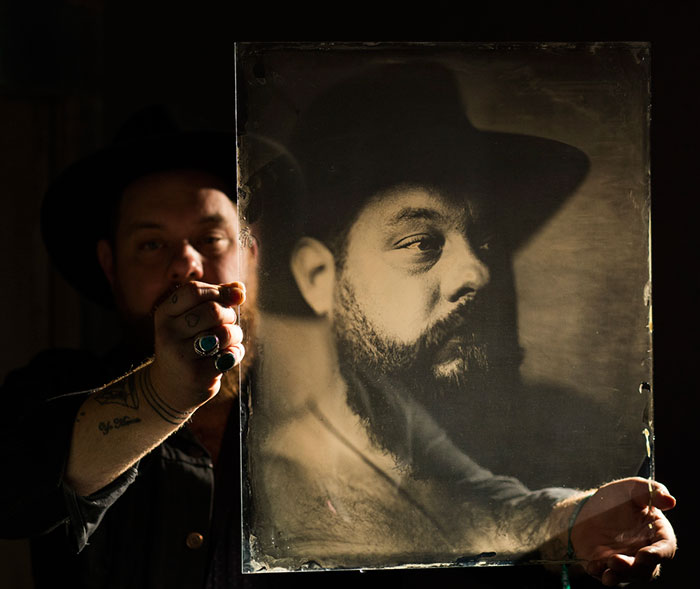 Photographer Uses 160-Year-Old Camera To Take Eerily Beautiful Portraits Photographer Uses 160-Year-Old Camera To Take Eerily Beautiful Portraits