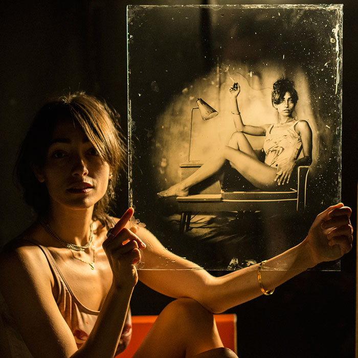 Photographer Uses 160-Year-Old Camera To Take Eerily Beautiful Portraits Photographer Uses 160-Year-Old Camera To Take Eerily Beautiful Portraits