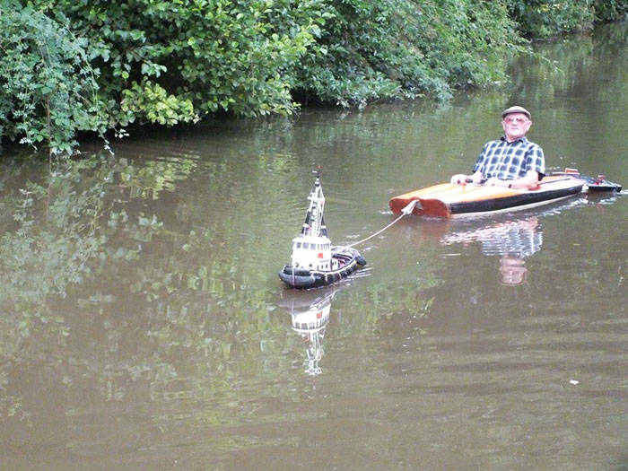 Man Spotted Using Tiny Tug Boat To Effortlessly Cruise Down The River Man Spotted Using Tiny Tug Boat To Effortlessly Cruise Down The River