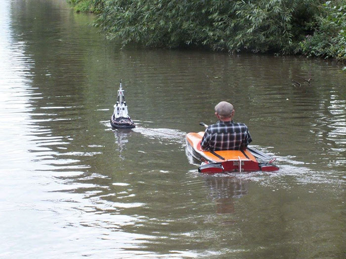 Man Spotted Using Tiny Tug Boat To Effortlessly Cruise Down The River Man Spotted Using Tiny Tug Boat To Effortlessly Cruise Down The River