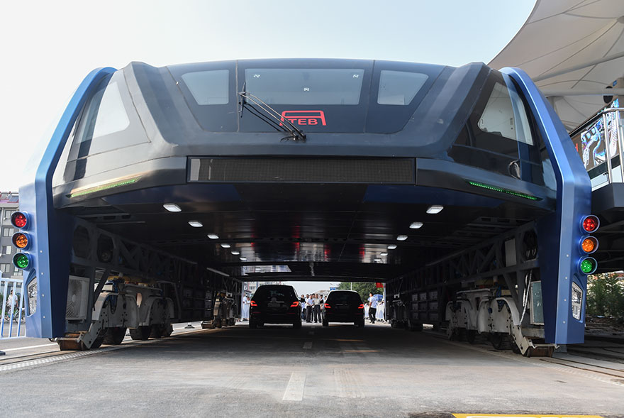 Remember China’s Elevated Bus That Drives Over Traffic? Well, They’ve Actually Built It Remember China’s Elevated Bus That Drives Over Traffic? Well, They’ve Actually Built It