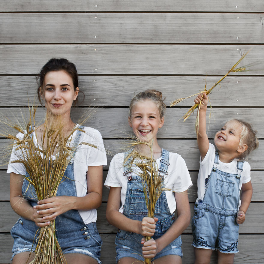 Mother Of Two Takes Adorable Photos Of Herself And Her Daughters In Matching Clothing Mother Of Two Takes Adorable Photos Of Herself And Her Daughters In Matching Clothing