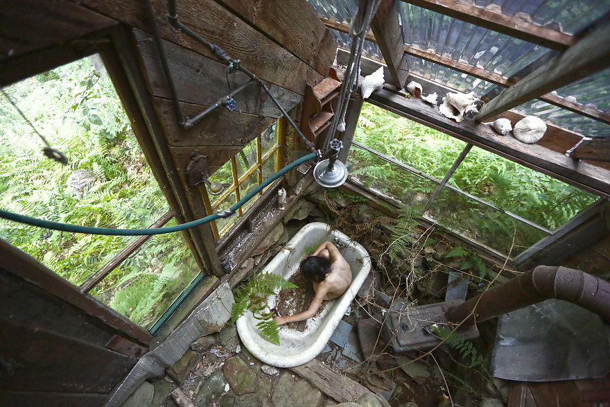 I Turn Abandoned Spaces Into Fantasy Worlds (NSFW) I Turn Abandoned Spaces Into Fantasy Worlds (NSFW)