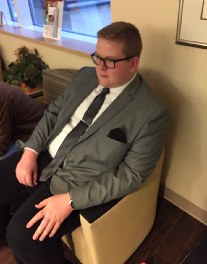 Brother Goes To Meet His Newborn Niece In A Suit For The Most Adorable Reason Brother Goes To Meet His Newborn Niece In A Suit For The Most Adorable Reason