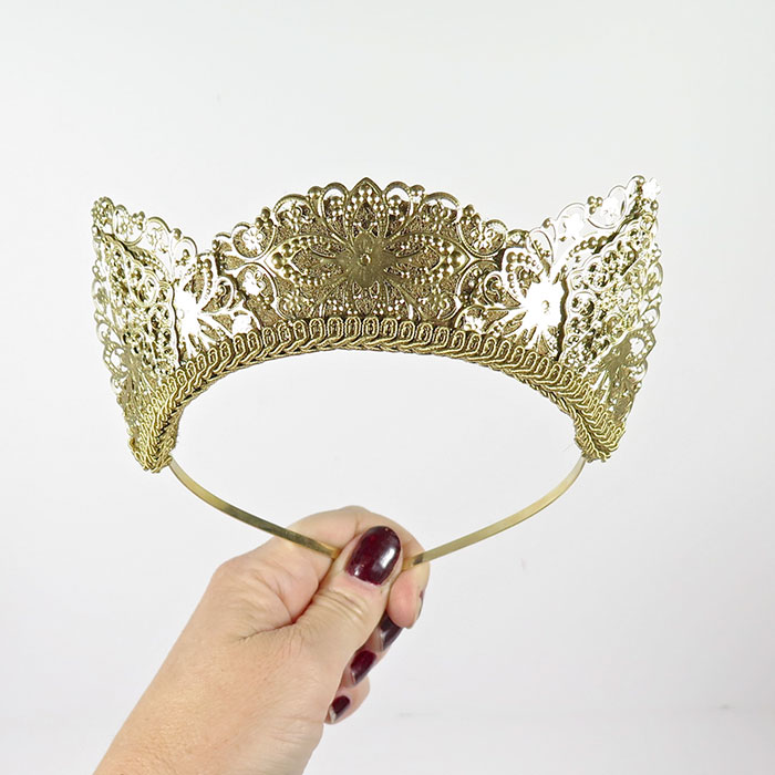Handmade Crystal-Studded Crowns Are An Actual Thing Handmade Crystal-Studded Crowns Are An Actual Thing