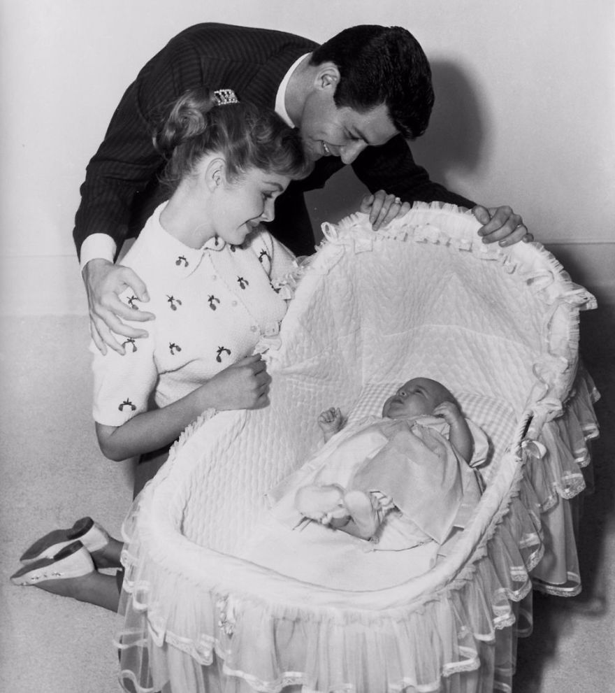 Carrie Fisher & Debbie Reynolds Growing Up Together In 31 Touching Vintage Photos Carrie Fisher & Debbie Reynolds Growing Up Together In 31 Touching Vintage Photos