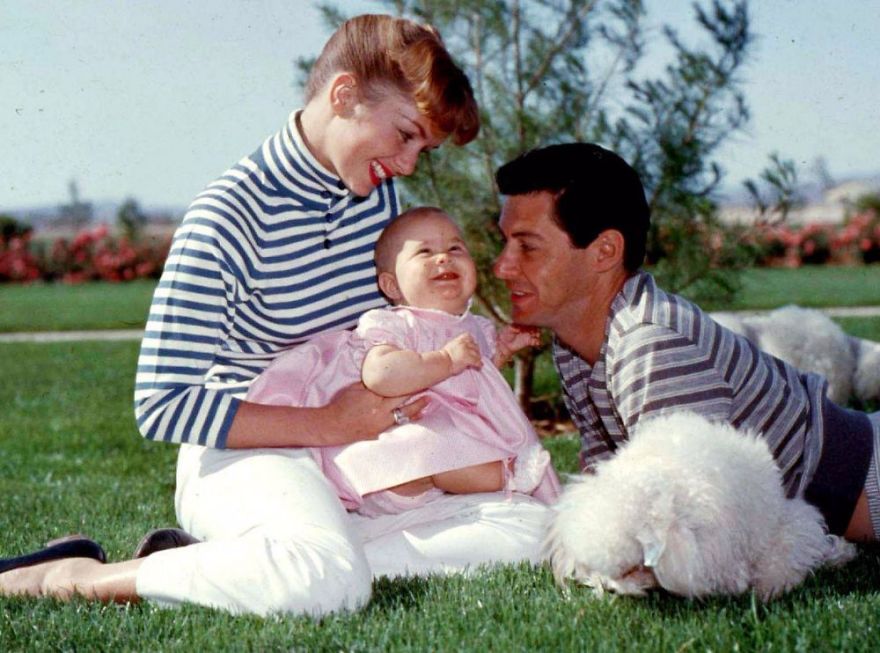 Carrie Fisher & Debbie Reynolds Growing Up Together In 31 Touching Vintage Photos Carrie Fisher & Debbie Reynolds Growing Up Together In 31 Touching Vintage Photos