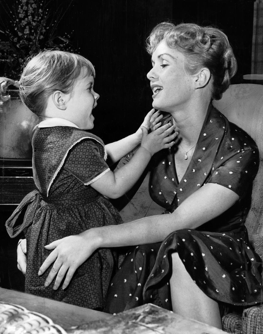 Carrie Fisher & Debbie Reynolds Growing Up Together In 31 Touching Vintage Photos Carrie Fisher & Debbie Reynolds Growing Up Together In 31 Touching Vintage Photos