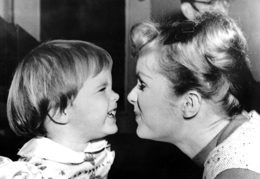 Carrie Fisher & Debbie Reynolds Growing Up Together In 31 Touching Vintage Photos Carrie Fisher & Debbie Reynolds Growing Up Together In 31 Touching Vintage Photos