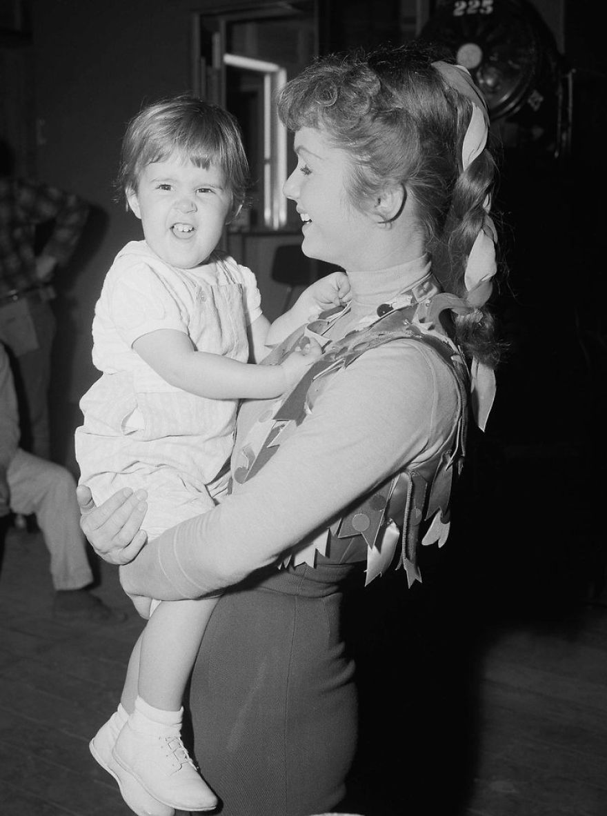 Carrie Fisher & Debbie Reynolds Growing Up Together In 31 Touching Vintage Photos Carrie Fisher & Debbie Reynolds Growing Up Together In 31 Touching Vintage Photos