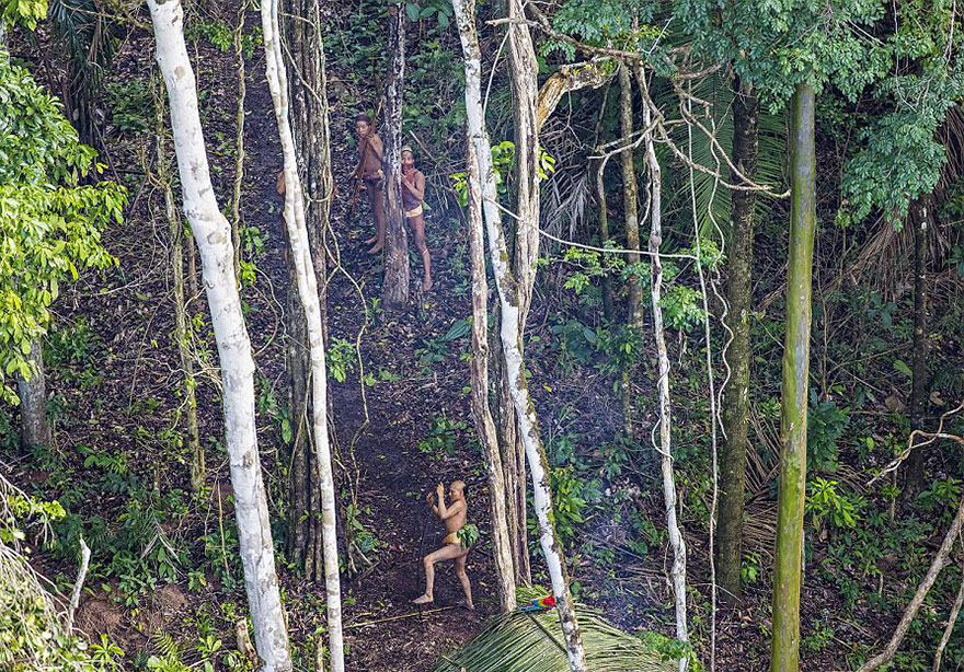 Incredible Photos Of An Uncontacted Amazon Tribe That Doesn’t Know Our Civilization Exists Incredible Photos Of An Uncontacted Amazon Tribe That Doesn’t Know Our Civilization Exists