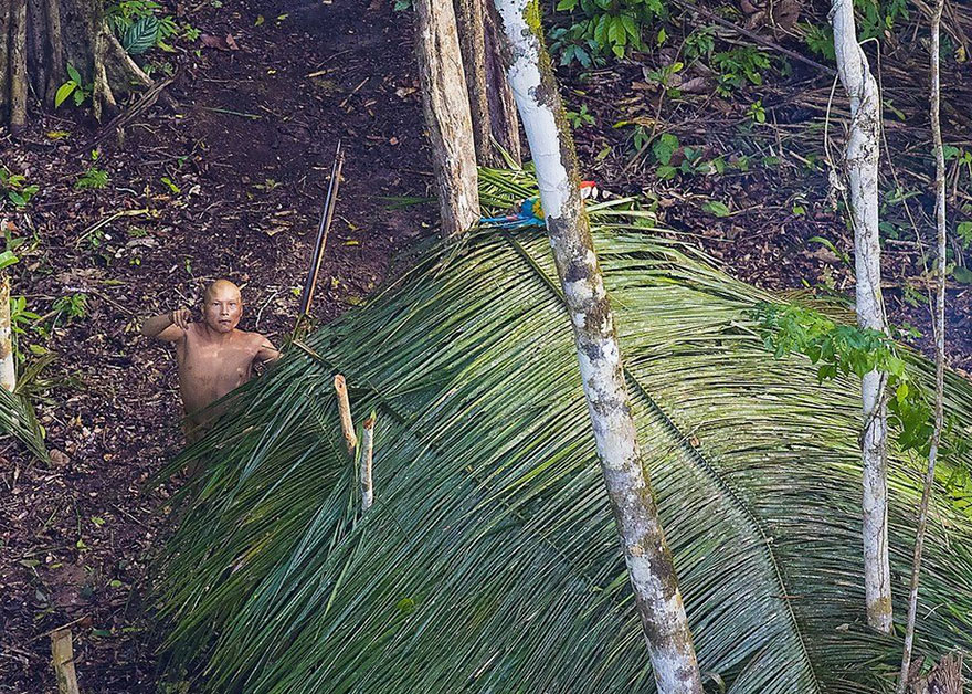 Incredible Photos Of An Uncontacted Amazon Tribe That Doesn’t Know Our Civilization Exists Incredible Photos Of An Uncontacted Amazon Tribe That Doesn’t Know Our Civilization Exists