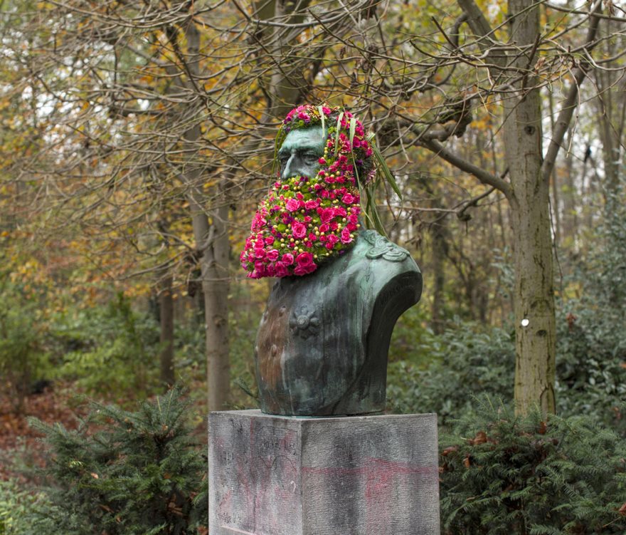Florist Decorates Statues With Flower Beards And Crowns To Remind About Forgotten Monuments Florist Decorates Statues With Flower Beards And Crowns To Remind About Forgotten Monuments