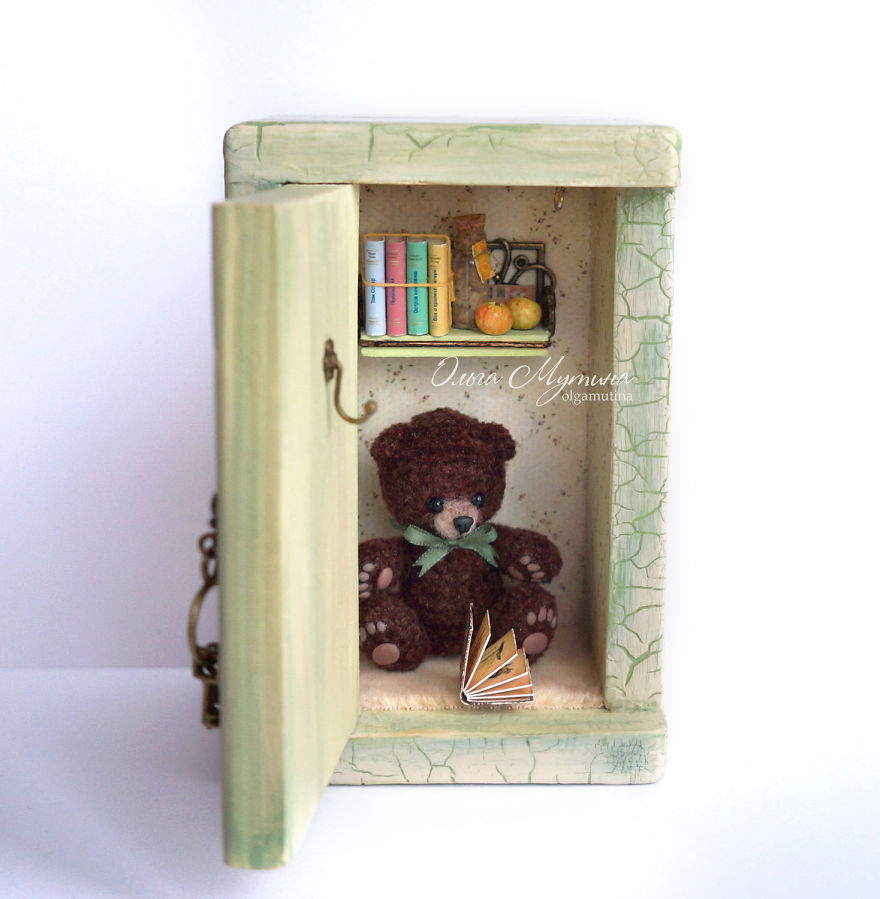 Russian Artist Creates Nostalgic Worlds Through Miniature Art Russian Artist Creates Nostalgic Worlds Through Miniature Art