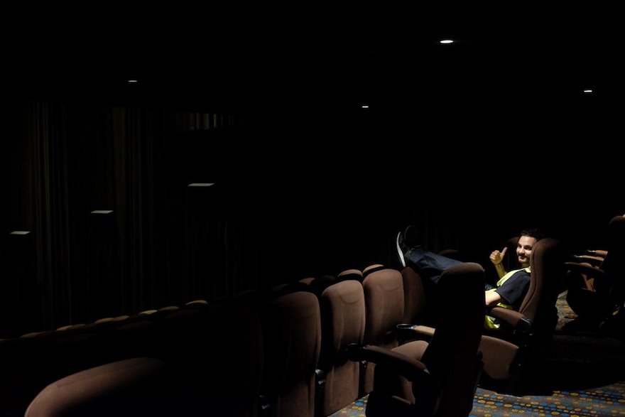 Guys’ Experiment Reveals That Wearing Hi-Vis Vests Gets You Everywhere For Free, And It’s Scary Guys’ Experiment Reveals That Wearing Hi-Vis Vests Gets You Everywhere For Free, And It’s Scary