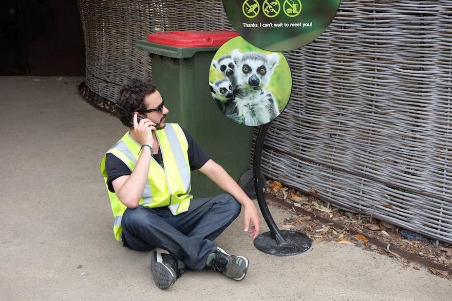 Guys’ Experiment Reveals That Wearing Hi-Vis Vests Gets You Everywhere For Free, And It’s Scary Guys’ Experiment Reveals That Wearing Hi-Vis Vests Gets You Everywhere For Free, And It’s Scary