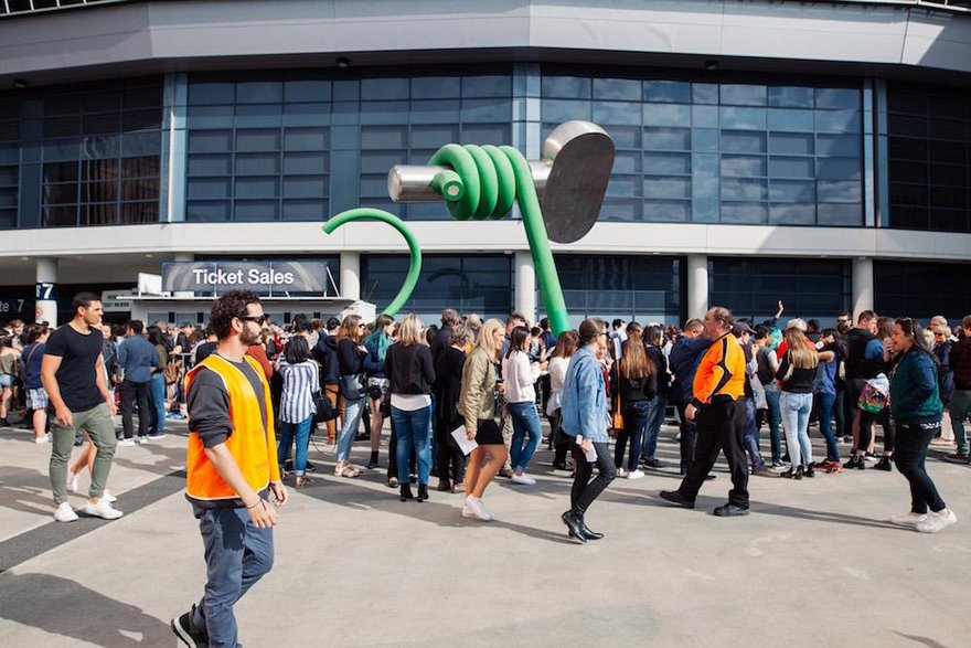 Guys’ Experiment Reveals That Wearing Hi-Vis Vests Gets You Everywhere For Free, And It’s Scary Guys’ Experiment Reveals That Wearing Hi-Vis Vests Gets You Everywhere For Free, And It’s Scary