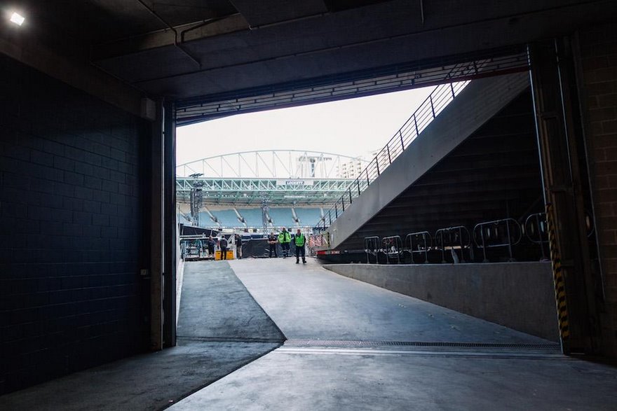 Guys’ Experiment Reveals That Wearing Hi-Vis Vests Gets You Everywhere For Free, And It’s Scary Guys’ Experiment Reveals That Wearing Hi-Vis Vests Gets You Everywhere For Free, And It’s Scary