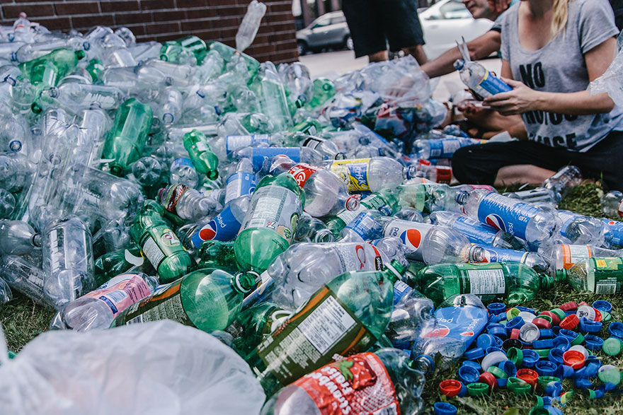 Mermaids Swim In A 10,000 Plastic Bottle Ocean To Show How Much Average Person Pollutes Earth Mermaids Swim In A 10,000 Plastic Bottle Ocean To Show How Much Average Person Pollutes Earth
